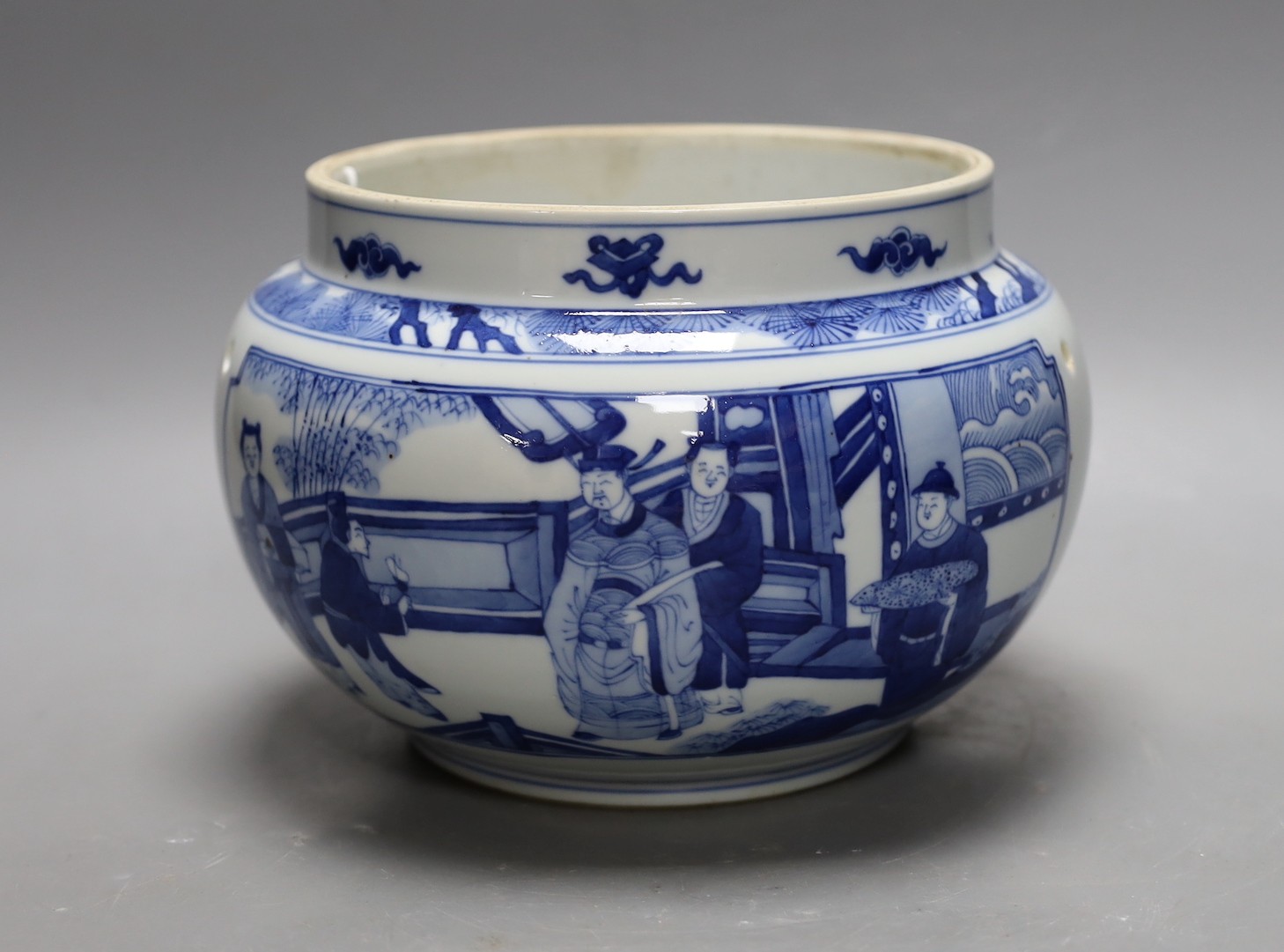 A Chinese blue and white jardiniere 15cm